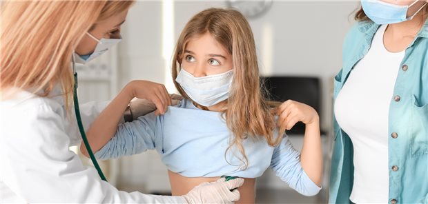 Kind mit krankem Herz: Die Erkrankung ist nicht nur körperlich, sondern auch psychisch belastend. (Symbolbild mit Fotomodellen)