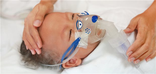 Kind mit schwerer Atemwegsinfektion: RSV-Infektionen gehören zu den häufigsten Ursachen für schwere Erkrankungen und Hospitalisierungen von Säuglingen.