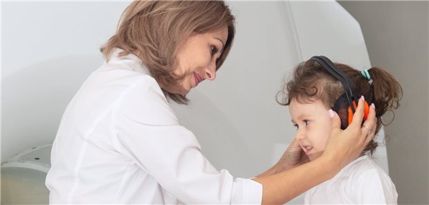Kind wird auf eine MRT-Untersuchung vorbereitet: Misshandlungsfolgen lassen sich so aufspüren (Symbolbild mit Fotomodellen).
