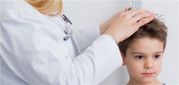 Kind wird untersucht: Einheitliche Standards bei den Schuleingangsuntersuchungen liegen NRW-Gesundheitsminister Karl-Josef Laumann besonders am Herzen.