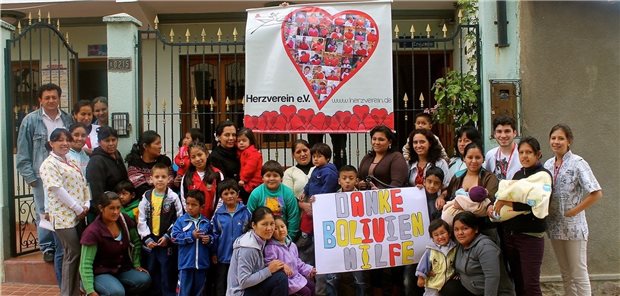 Kinderkardiologie auf 4000 Metern Höhe Kinder, Eltern und Praxismitarbeiter in La Paz bedanken sich für die Hilfe aus Deutschland und Österreich. Herzverein e.V.