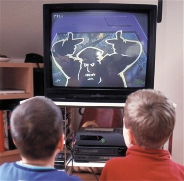 Viel TV-Konsum, wenig Zuwendung Kinder aus der untersten sozialen Schicht schauen im Schnitt deutlich mehr Fernsehen als Kinder aus gehobenen Schichten.