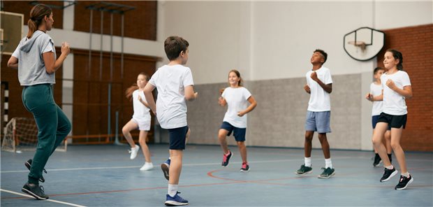 Kinder beim Sportunterricht: Laut einer Studie im Auftrag der DAK-Gesundheit weisen zwei Drittel aller Schulkinder in Deutschland Bewegungsmangel auf.