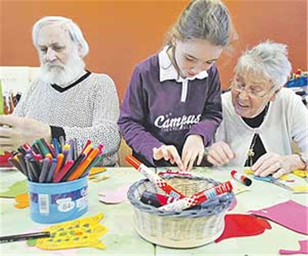 Den Demenzkranken neue Städte bauen Kinder der Montessorischule in Halle verbringen regelmäßig Nachmittage mit Demenzkranken. Für Experten ein Schritt in die richtige Richtung.