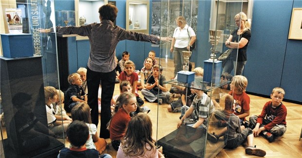 Zweitältestes Gewerbe der Welt Kinder einer Erfurter Grundschule besuchen die Ausstellung. i