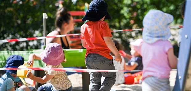 Sind Kinder in der Pandemie gar nicht so ansteckend? Kinder einer Krippen-Gruppe spielen auf dem Spielplatz einer Kita. Niederländische Forscher fanden Hinweise, dass das Infektionsrisiko für SARS-CoV-2 in diesen Einrichtungen begrenzt sein könnte. Arne Dedert/dpa