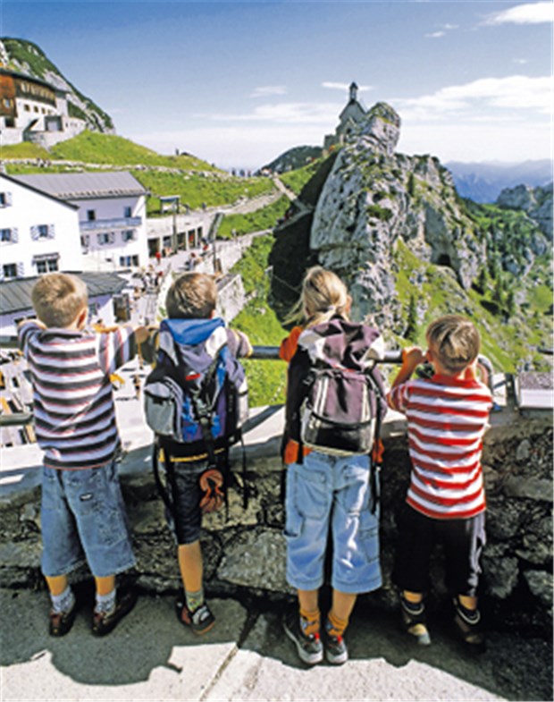 Wandern in der Schule - wieder voll im Trend Kinder genießen die Aussicht - Wendelstein bei Bayrischzell