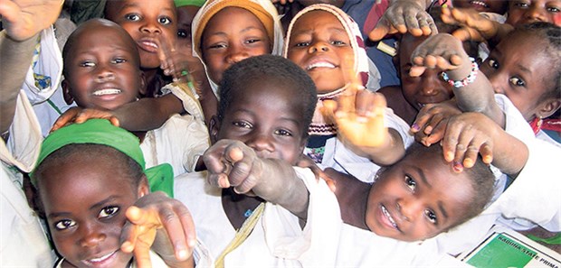Impfen rettete 1,3 Millionen Kindern das Leben Kinder in Nigeria zeigen stolz ihre bei einer Impfaktion markierten Hände.
