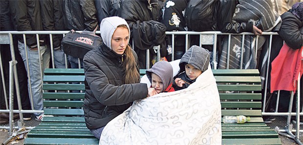 Jungen Flüchtlingen schneller helfen! Kinder in der Kälte: Flüchtlinge warten am Montag in Berlin auf ihre Registrierung.