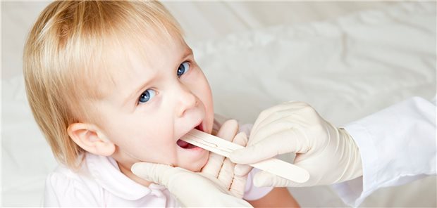 Kinder mit OSAS: Ob eine Adenotonsillektomie hilft, hängt davon ab, wie sehr die Lebensqualität gemindert ist. (Symbolbild)