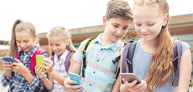 Jedes Jahre erkranken 20.000 Kinder Kinder mit Smartphones: Schon im Kindergartenalter wird oft das Handy der Eltern genutzt.