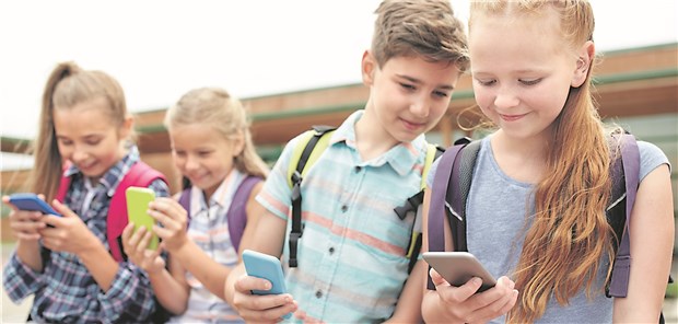 Smartphones aus Schulen verbannen! Kinder mit Smartphones – ein allseits bekanntes Bild.