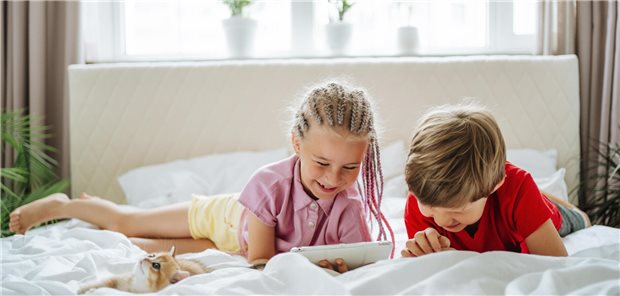 Neue S2k-Leitlinie: Die Kleinsten sollten bildschirmfrei bleiben Kinder mit Tablet. Zwischen sechs und neun Jahren sollten sie höchstens 45 Minuten daddeln.