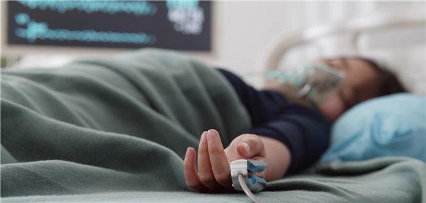 Kinder mit schwerer COVID-19 hätte es ohne Corona-Schutzmaßnahmen vermutlich deutlich häufiger gegeben (Symbolbild).