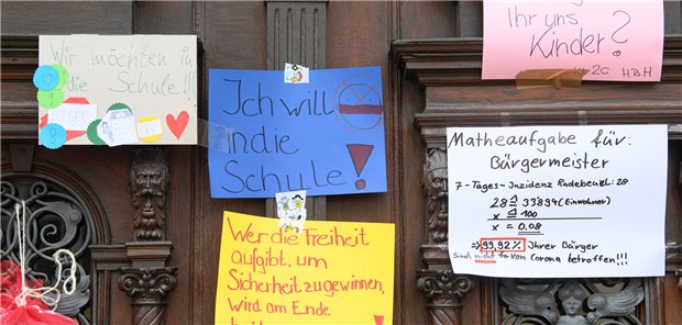 FDP fordert: Enquête-Kommission soll Corona-Maßnahmen aufarbeiten Kinder protestierten während der Pandemie gegen die Schließung ihrer Schule.