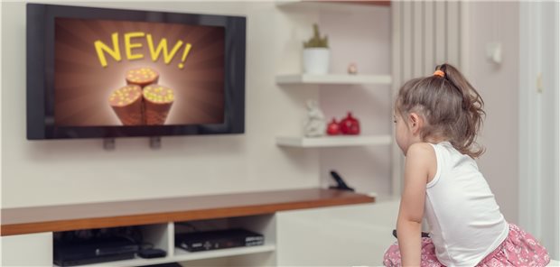 Bündnis fordert TV-Werbeverbot für Ungesundes Kinder sehen und hören täglich 15 Werbespots oder -anzeigen für ungesunde Lebensmittel, so ein Team der Universität Hamburg.