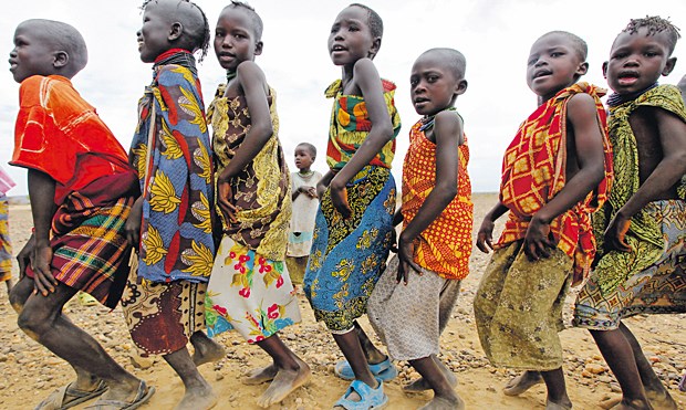 Willkommen auf der Erde, Nr. 7.000.000.000! Kinder singen und tanzen in einer mobilen Schule im Nordwesten von Kenia. Afrika gehört zu den Regionen mit der höchsten Geburtenrate.