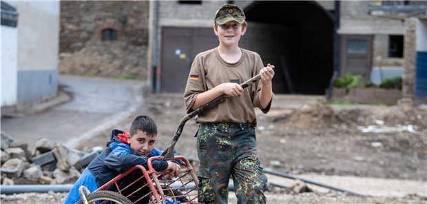 Weltrisikobericht: Soziale Sicherungssysteme für Katastrophenschutz ausbauen Kinder spielen im von der Flut zerstörten Ortskern von Schuld (Rheinland-Pfalz) mit einem Fahrradanhänger.