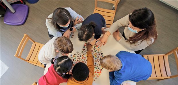 Unicef warnt: Kinder-Psyche leidet lange Zeit Kinder spielen in der Kinderabteilung einer Klinik.