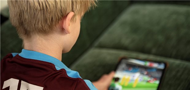 Etwa jeder achte Jugendliche hat Erfahrung mit digitaler Mediensucht Kinder und Jugendliche haben im Corona-Jahr 2020 deutlich häufiger digitale Medien genutzt als davor, so ein Ergebnis des aktuellen Kinderreports.