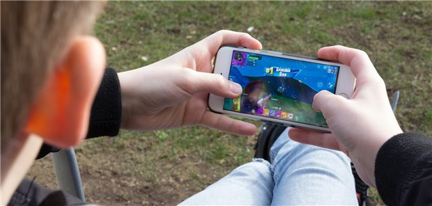 Im Corona-Lockdown viel mehr gezockt Kinder und Jugendliche haben während des Corona-Lockdowns einer Studie zufolge 75 Prozent mehr Zeit mit digitalen Spielen verbracht.