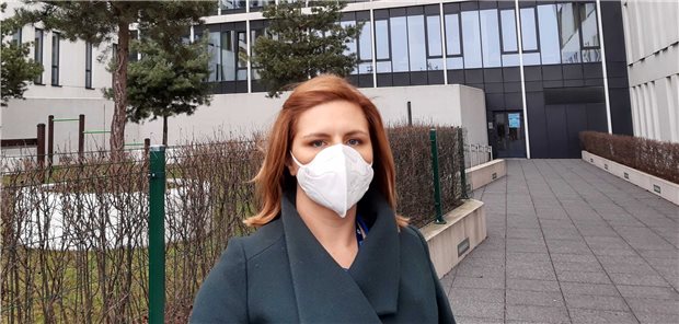 Polen verliert Ärzte Richtung Westen – und sucht Ersatz im Osten Kinderärztin Patrycja Matczuk aus dem Universitätskrankenhaus in Warschau erwägt wegen der Arbeitsbedingungen in Polen nach Österreich zu wechseln. Da viele Ärzte gen Westen ziehen, wirbt Polen nun um Mediziner aus dem Osten.