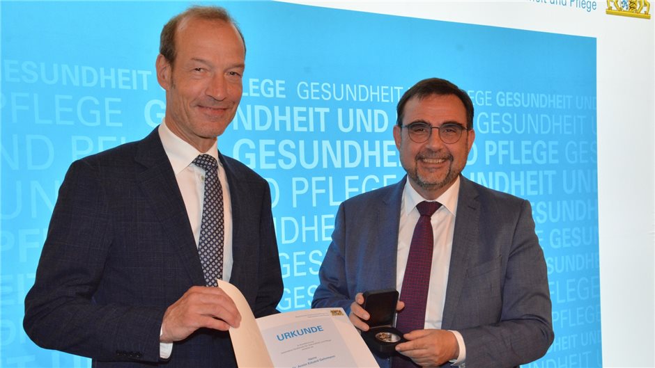 Kinderarzt Armin Gehrmann ist Vorsitzender des Vereins Harl.e.kin. Für seine Verdienste im interdisziplinären Vernetzungsprojekt für Frühgeborene zwischen bayerischen Kliniken mit Neonatologie und den bayerischen Frühförderstellen zeichnete ihn nun Bayerns Besundheitsminister Klaus Holetschek aus.