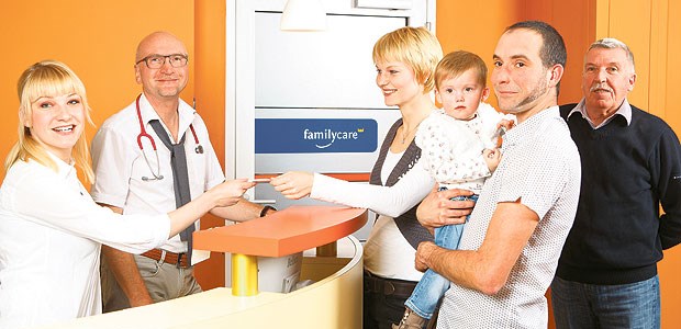 Eine Kinderarztpraxis für Patienten jeden Alters Kinderarzt Dr. Bernhard König am Empfang seiner pädiatrisch-allgemeinmedizinischen Praxis in Berlin.
