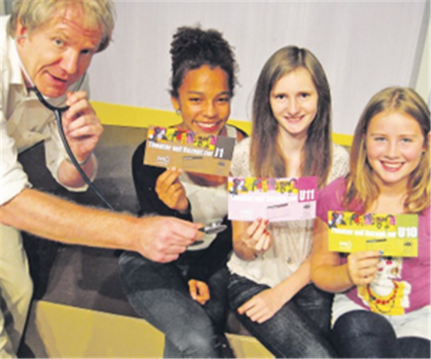 Theater auf Rezept Kinderarzt Dr. Ulrich Fegeler verordnet den Gutschein "Theater auf Rezept" für junge Patienten.