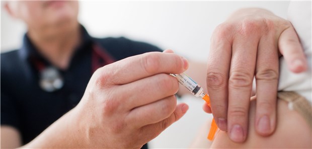 Kinderarzt impft Kind: Auch bei jüngeren Patienten ist die Impfung wichtig, doch viele Profis im Gesundheitsberuf gehen mit keinem guten Beispiel voran.