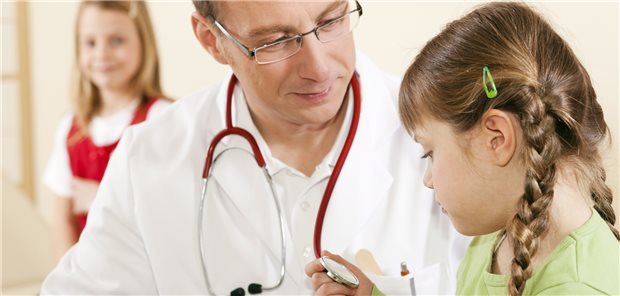Entbudgetierung der Kinder- und Jugendmediziner biegt auf Zielgerade ein Kinderarzt mit kleiner Patientin. Künftig sollen Pädiater alle Leistungen nach der Euro-Gebührenordnung bezahlt bekommen.