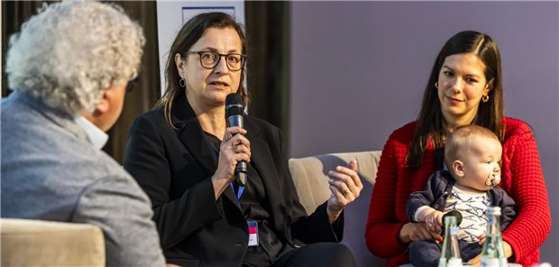 Kinderbetreuung - leider auch noch im Jahr 2024 in den meisten Kliniken, die weiterbilden, Fehlanzeige, kritisierten Prof. Doreen Richardt, Vizepräsidentin der Ärztekammer Schleswig-Holstein (Mitte) und Maylis Jungwirth.