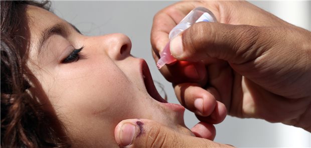 Kinderimpfung gegen Poliomyelitis: Die für eine Eradikation nötige Impfquote von 95 Prozent wird vielerorts nicht erreicht.