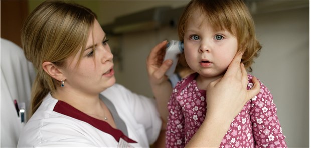 Auslaufmodell Kinderkrankenschwester? Kinderkrankenschwester Sylvia Croonenbroeck misst der 21 Monate alten Emma im Zentrum für Kinder- und Jugendmedizin im Elisabeth-Krankenhaus Rheydt die Temperatur im Ohr.