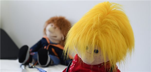 Wie Ärzte sexuellen Missbrauch diagnostizieren, auch wenn Spuren fehlen Kinderschutzambulanz: Besteht ein Missbrauchsverdacht, sollten Kinder in Zentren mit entsprechender Erfahrung vorgestellt werden: Auch Puppen können zur guten Atmosphäre vorhanden sein.