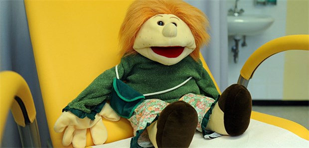 Personal für Kinderschutzambulanz fehlt schon jetzt Kinderschutzambulanz in Hannover: Eine Puppe sitzt im Untersuchungsraum auf einem Stuhl.