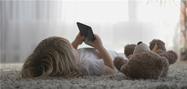 Kindesmissbrauch im Internet: Laut Psychologin Julia von Weiler wird sexualisierte Gewalt durch das Internet haargenau so traumatisierend erlebt, wie direkter physischer Missbrauch.