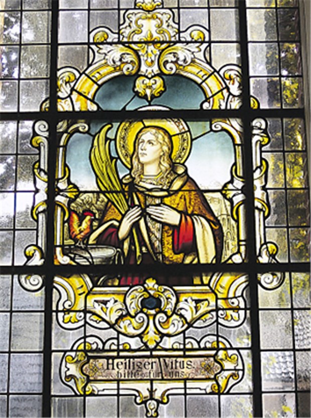Kennen Sie Ihren Schutzpatron? Kirchenfenster der St-Vitus-Kirche in Dörpen. Viele Kirchen sind nach dem Heiligen benannt.