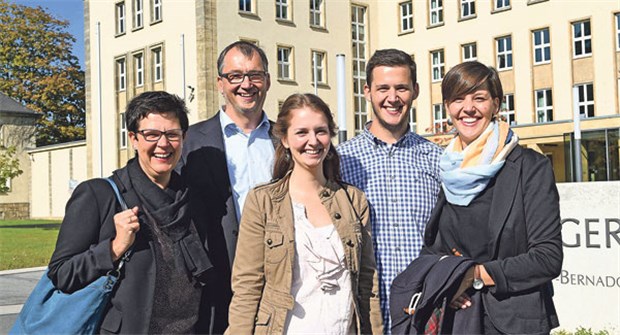 Sozialrichter weisen Klage ab Kläger in Kassel: Katharina und Markus Essig stehen mit ihren Kindern Paulina, Lukas und Antonia vor dem BSG.