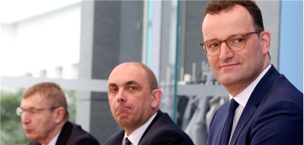 Spahn liefert sich Fernduell mit Reinhardt zu Corona-Impfstoffmengen Klärten am Freitag in der Bundespressekonferenz über die aktuelle Pandemielage auf: Bundesgesundheitsminister Jens Spahn, KKI-Vizepräsident Professor Lars Schaade und der Präsident des Paul-Ehrlich-Instituts, Professor Klaus Cichutek. (v.l.n.r.)