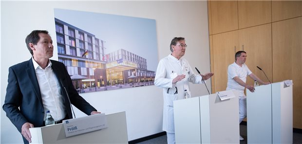 COVID-19 auf Krebsstation – Ursprung noch unklar Klärten über die SARS-CoV-2- Infektionen auf der Onkologiestation am UKE auf: Joachim Prölß (l.n.r), Direktor für Patienten- und Pflegemanagement, Carsten Bokemeyer, Direktor der Klinik für Onkologie, Hämatologie und Knochenmarktransplantation und Johannes Knobloch, Leiter der Krankenhaushygiene.