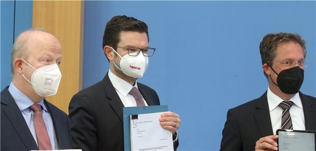 FDP will Corona-Notbremse juristisch blockieren Klage in Karlsruhe (v.l.n.r.): Die FDP-Politiker Michael Theurer, Marco
Buschmann und Stephan Thomae stellen vor der Bundespressekonferenz ihre
Verfassungsbeschwerde gegen die „Bundesnotbremse“ vor.