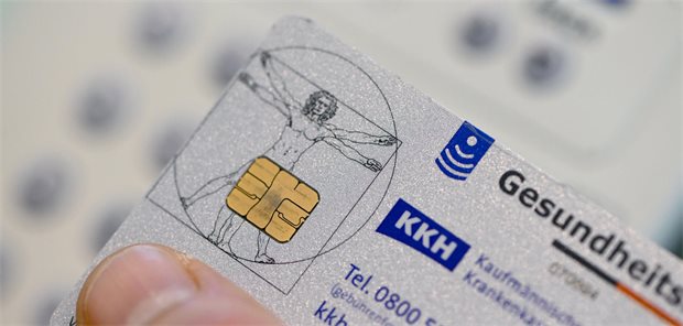 Klappt die Verarbeitung? Eine Gesundheitskarte in der Hand eines Patienten.