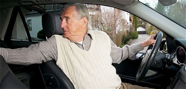 Klappt's noch mit dem Schulterblick? Das Thema Fahrtüchtigkeit im Alter wird offenbar nicht gerne angesprochen. Es ist aber ein wichtiges.