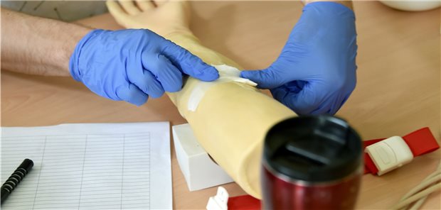 Ein Medizinstudent nimmt während einer Prüfung Blut ab