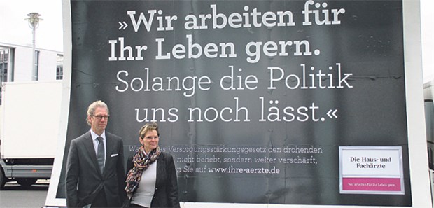 'Das Versorgungsstärkungsgesetz schwächt' Klare Botschaft der KBV-Spitze: Die Postercars fahren in dieser Woche durch das Berliner Regierungsviertel.