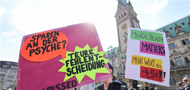 Teilnehmerinnen und Teilnehmer einer Demonstration für faire Honorare für Psychotherapeuten protestieren auf dem Rathausmarkt.