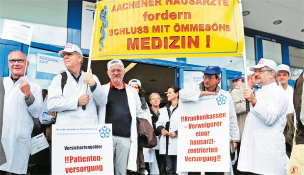 Streit um Hausarztverträge verhärtet Klare Kante gegen Kassen, die Hausarztverträge ablehnen: Ärzte protestieren am Mittwoch in Essen.