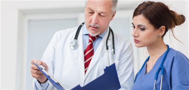 Physician Assistance stärken: KV Nordrhein legt Positionspapier mit Forderungen vor Ein Arzt und eine Ärztin reden miteinander