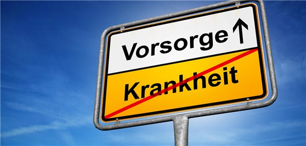 Recht auf Gesundheit soll ins Grundgesetz Ein symbolisches Verkehrschild unter freiem Himmel, auf dem ist Krankheit durchgestrichen und ein Pfeil zeigt Richtung Vorsorge.